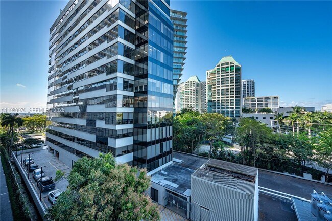 Foto del edificio - 2678 Tigertail Ave