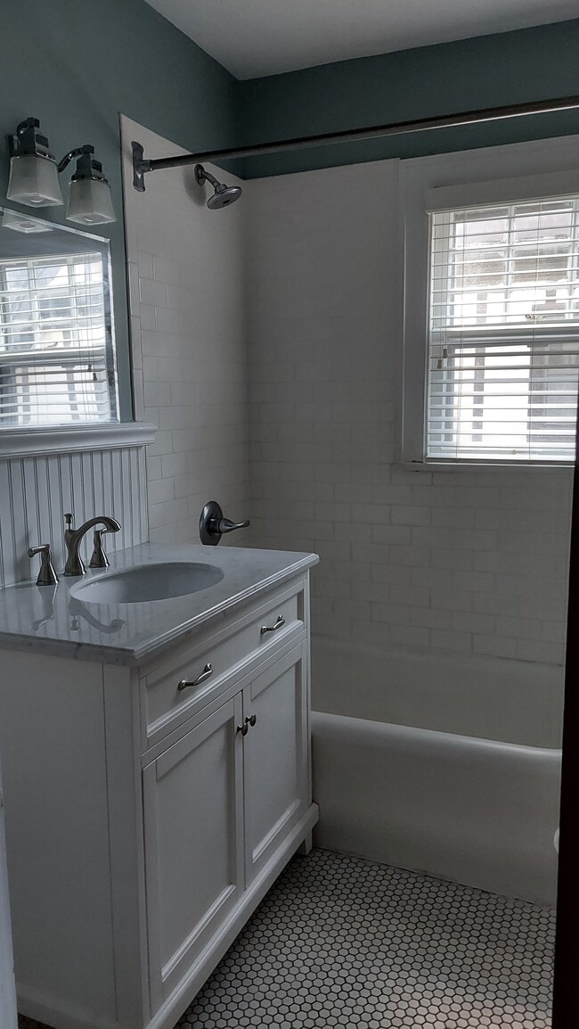Full bath - 3909 E Willow St