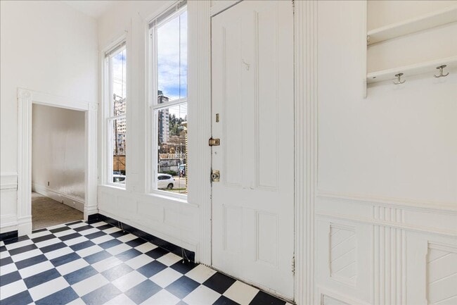 Building Photo - Move-In Special! - Quaint 2 Bedroom 1 Bath Apartment in Vintage Victorian Style Home!