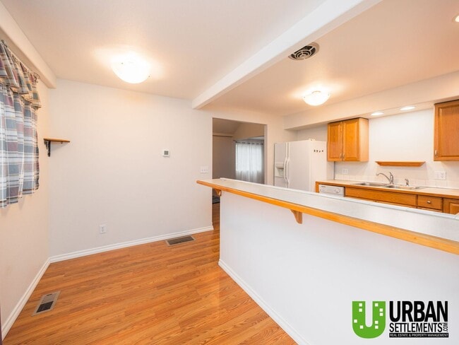 Building Photo - Midtown Coeur d’Alene Gem – Vaulted Ceilings, Large Yard & Prime Location!