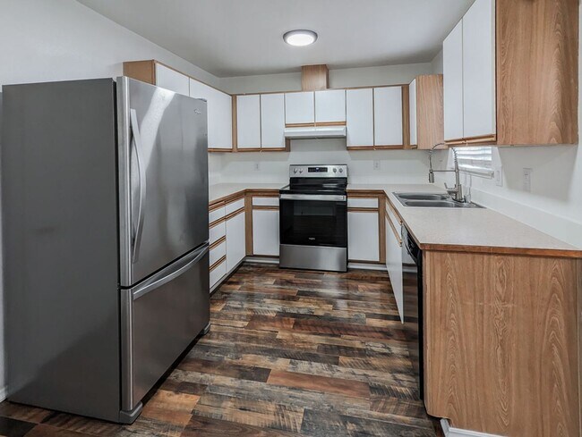 Building Photo - Move in Ready 3bed 2 bath rambler duplex w...