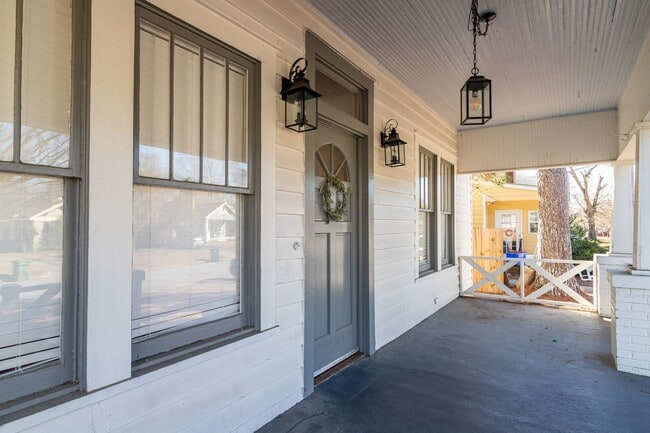 Building Photo - Lakebottom Bungalow