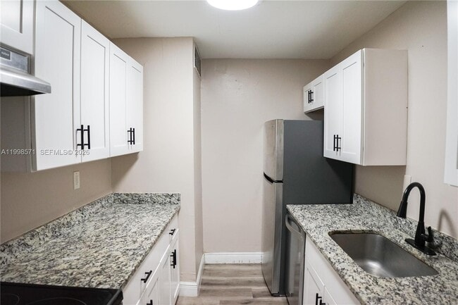 Foto del edificio - 4280 Woodside Dr