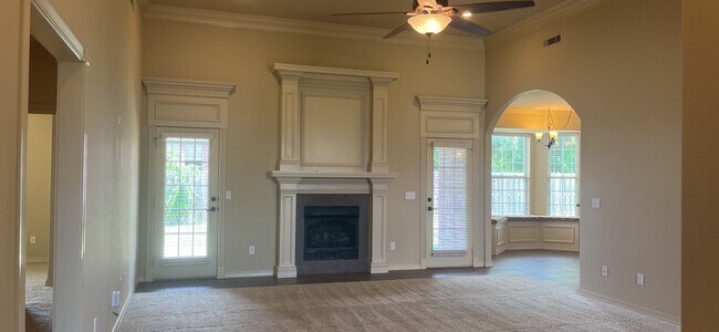 Building Photo - Close to the Amp and Promenade