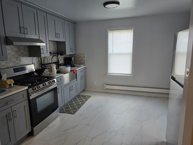 Building Photo - 3 Bedroom Apt | Newly Renovated | Convenie...