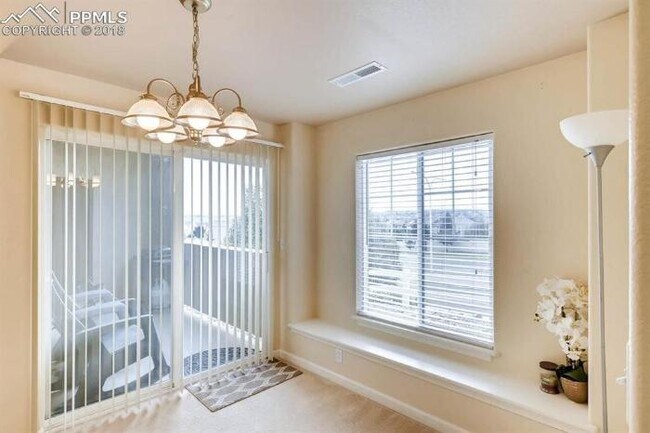 Comedor - 7064 Ash Creek Hts