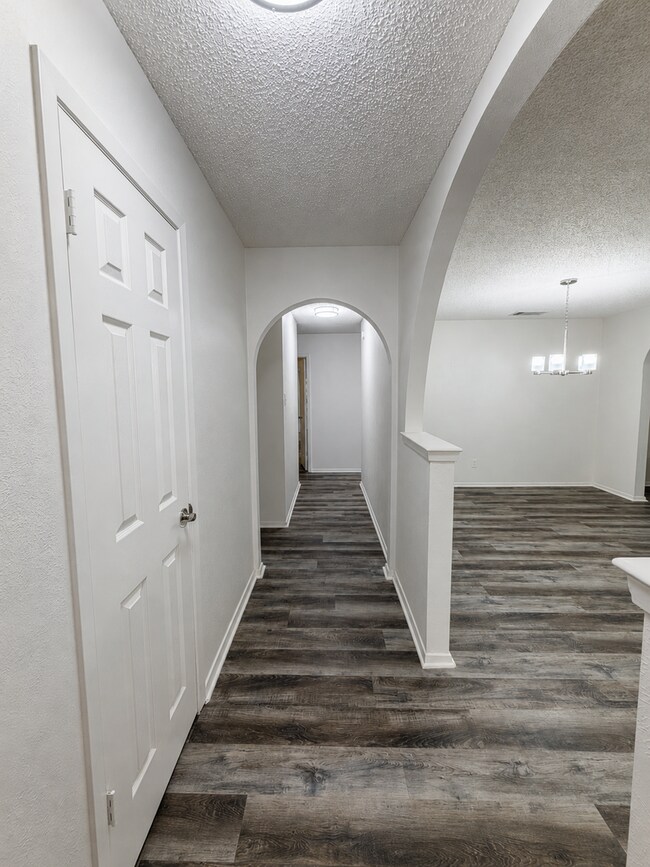 Building Photo - 3-Bedroom, 2 Bath Single Family for Rent in Arlington, TX | Attached Garage & Modern Kitchen