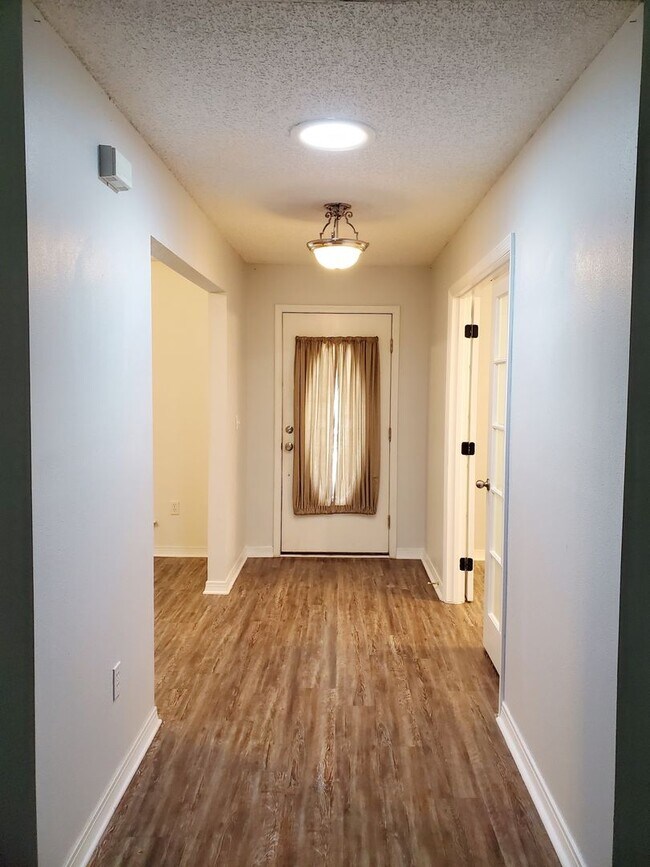Foto del edificio - 4 Bedroom 2 Bath home located in heart of ...