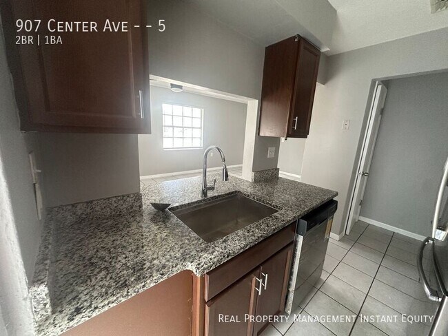 Foto del edificio - 907 Center Ave