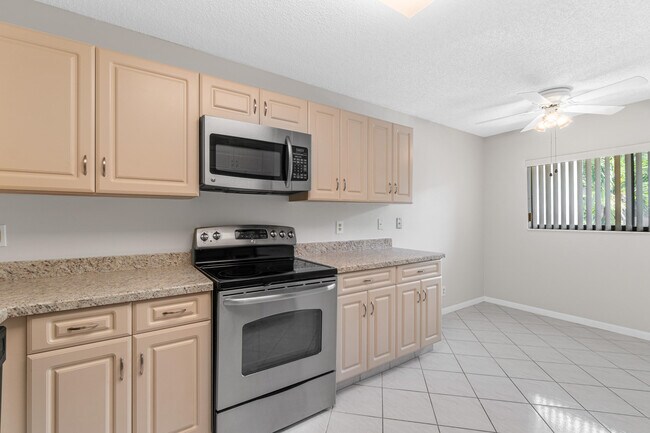 Building Photo - 4725 Lucerne Lakes Blvd