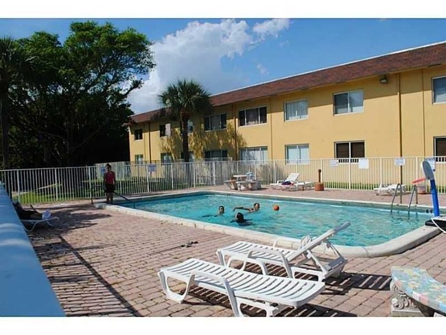 Blue Lake Apartments Pompano Beach