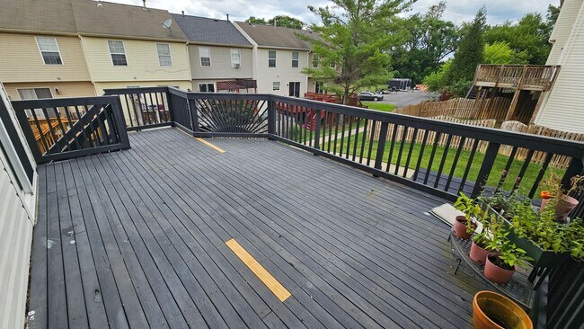 Foto del edificio - DON'T MISS THIS STUNNER!  3 Bedroom End Unit Townhome in Quiet Location!