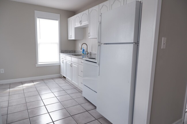 Building Photo - Must see two bedroom Apartment in bustling...