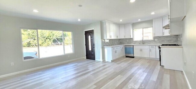 Building Photo - 5830 N Vista St