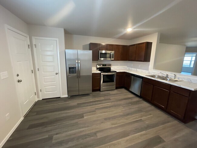 Foto del edificio - *March Madness Move-In Special* BRAND NEW ...