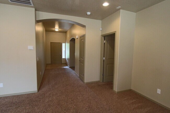 Foto del edificio - 4 Bedroom 2 Car Garage W/Solar (Save $$$)