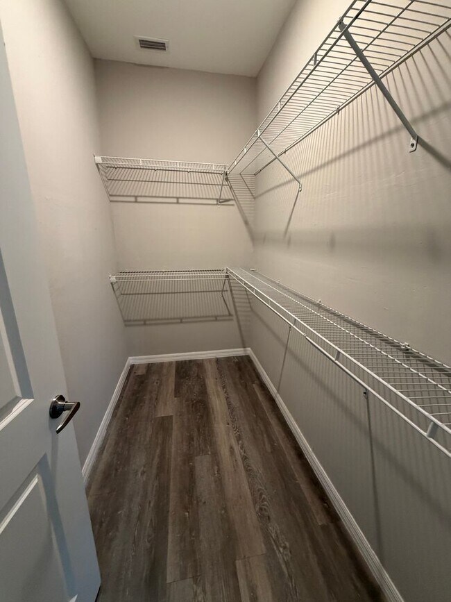 Foto del edificio - 1156 Melville Rd