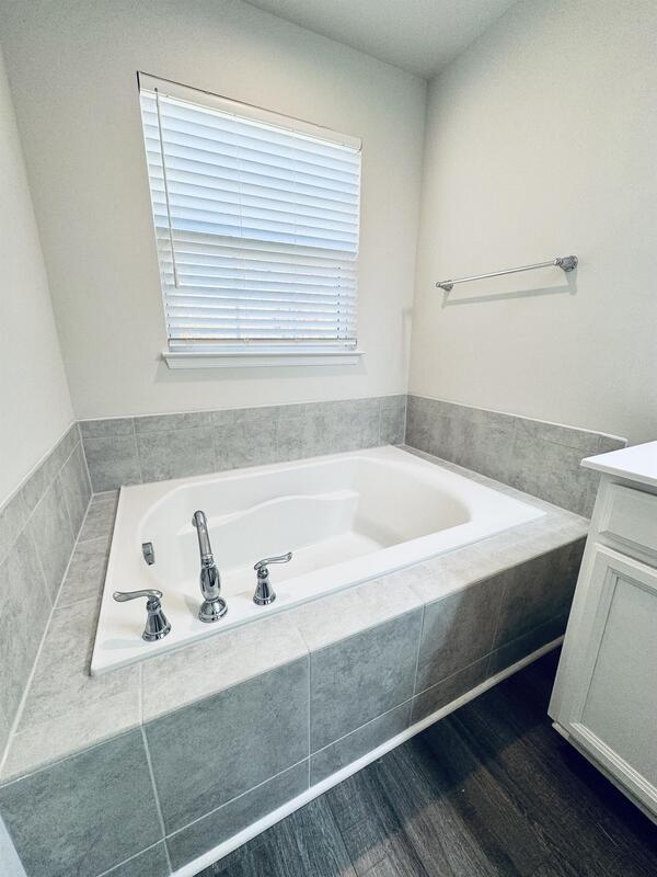 Building Photo - 449 Cross Country Way
