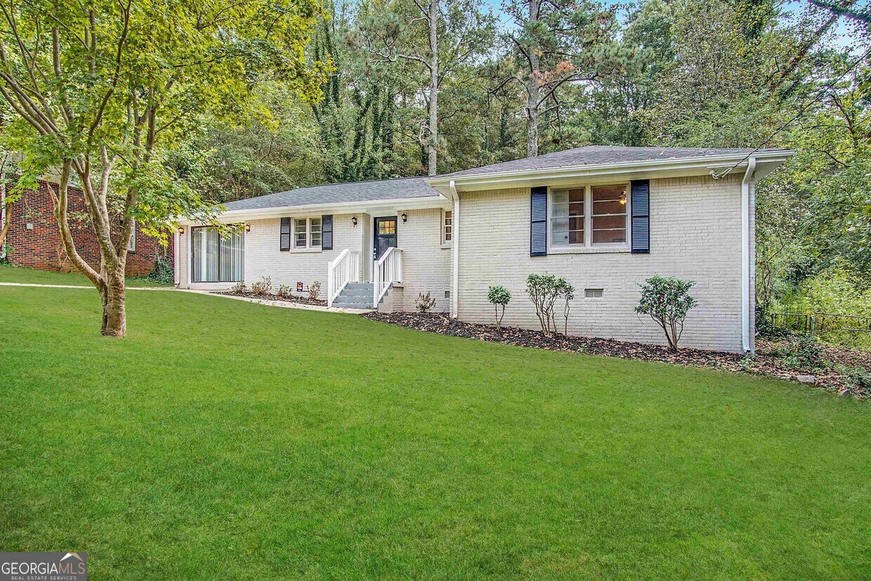 Foto principal - 2239 Pinewood Dr