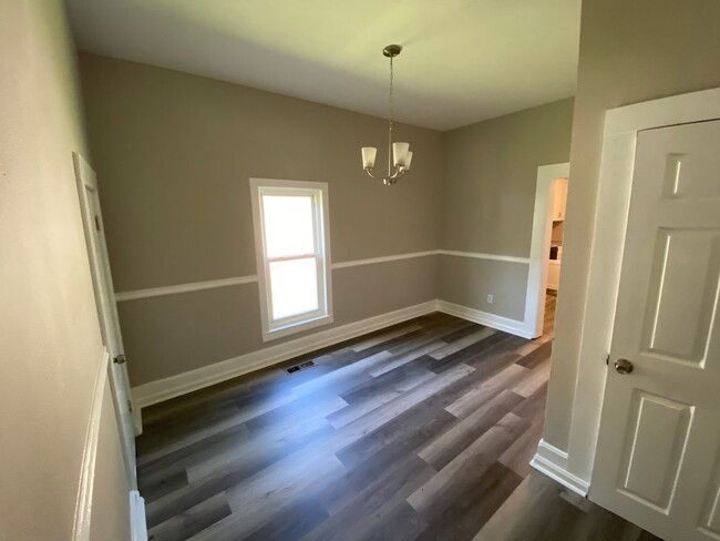 Building Photo - Recently updated 3 bed 2 bath - Move In Re...