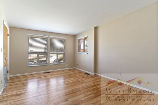 Foto del edificio - 2 Bed 1 Bath Roy Triplex
