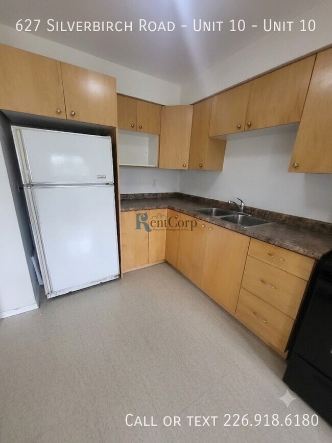 Photo du bâtiment - 627 Silverbirch Rd