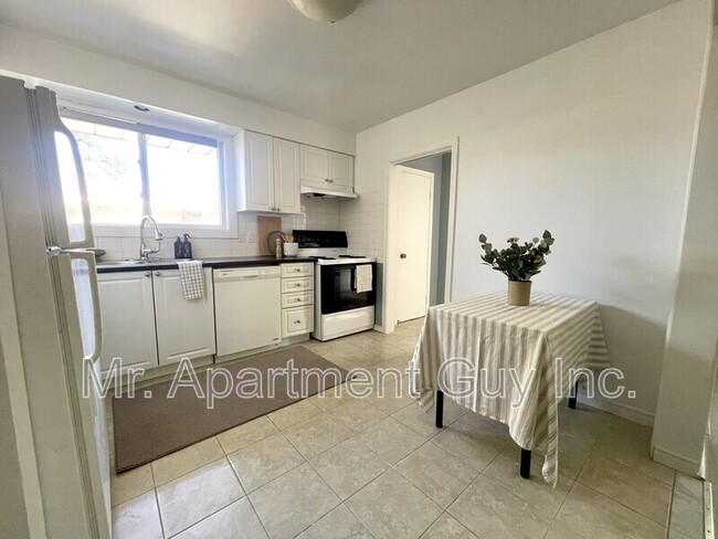 Building Photo - 6 Southlea Dr