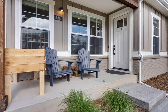 Building Photo - 685 Crossbill Dr