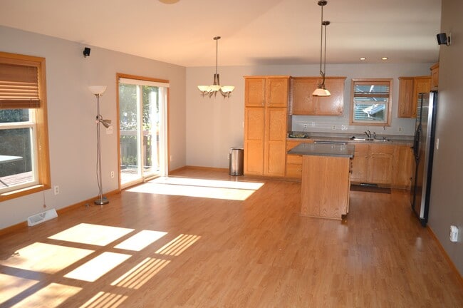 Building Photo - 715 Ariel Ln