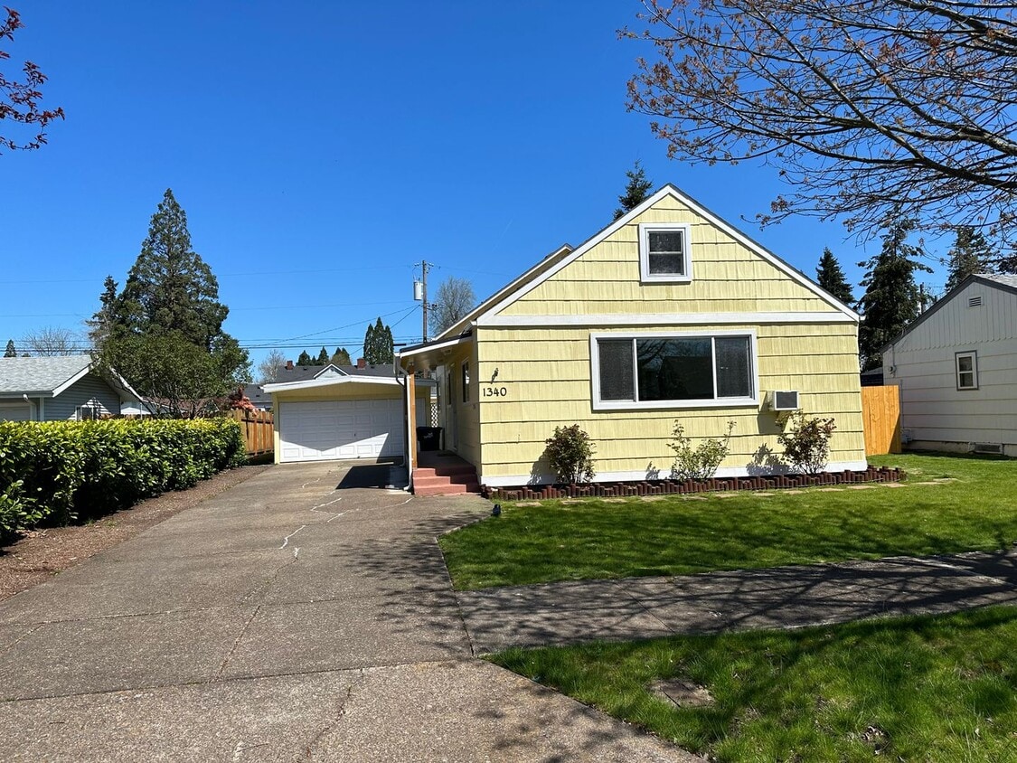 Primary Photo - Beautifully updated 3 bedroom 1 bath home ...