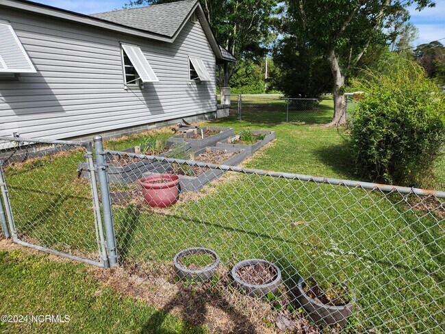 Building Photo - 1372 Hibbs Rd