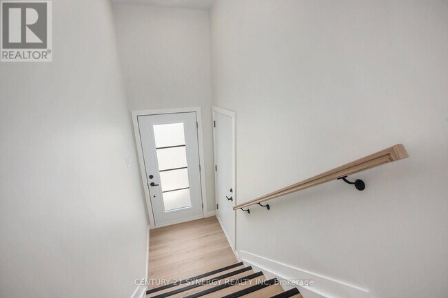 Building Photo - 656 Dollard St