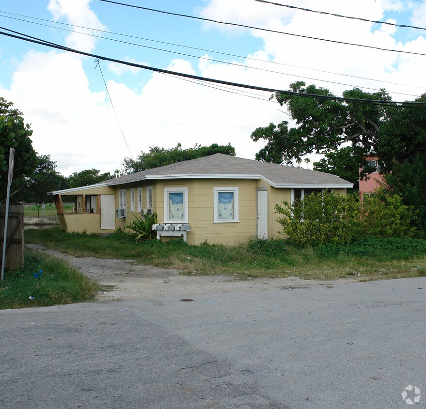 Building Photo - 8300 NE 4th Pl