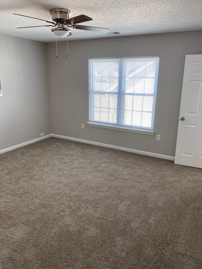 ¡Amplia cuarta habitación en la planta superior o sala multiusos privada con ventilador de techo, baño completo y vestidor! - 1914 Conifer Cir