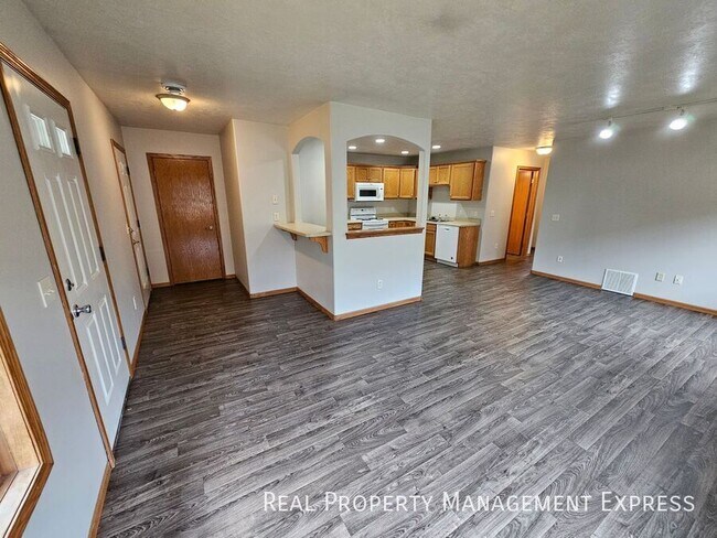 Foto del edificio - Spacious 3-bedroom, 1-bathroom apartment
