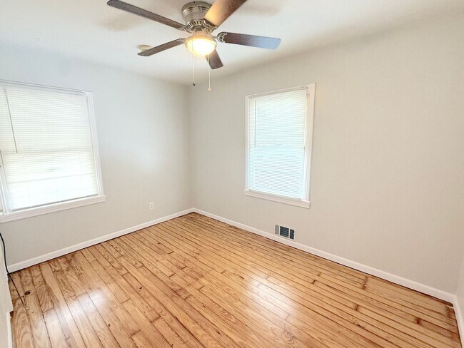 Building Photo - Cute Two Bedroom Home