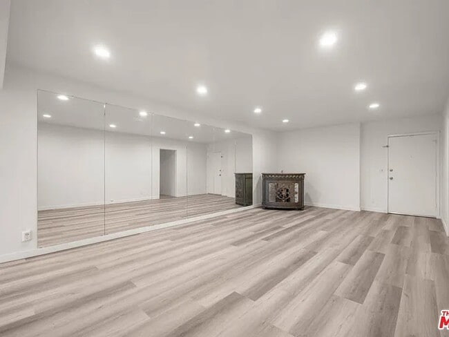 Building Photo - 423 S Rexford Dr