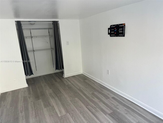 Building Photo - 1121 NW 40th St