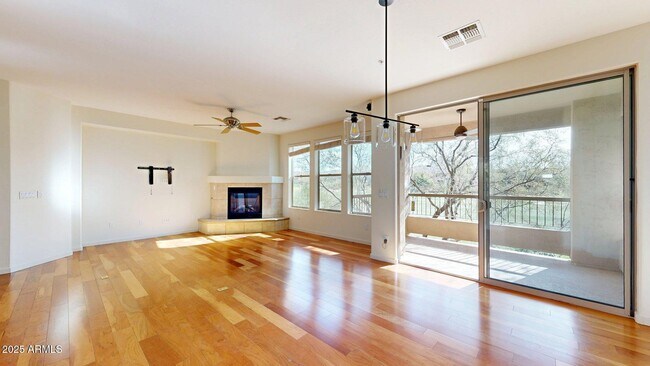Foto del edificio - 10260 E White Feather Ln
