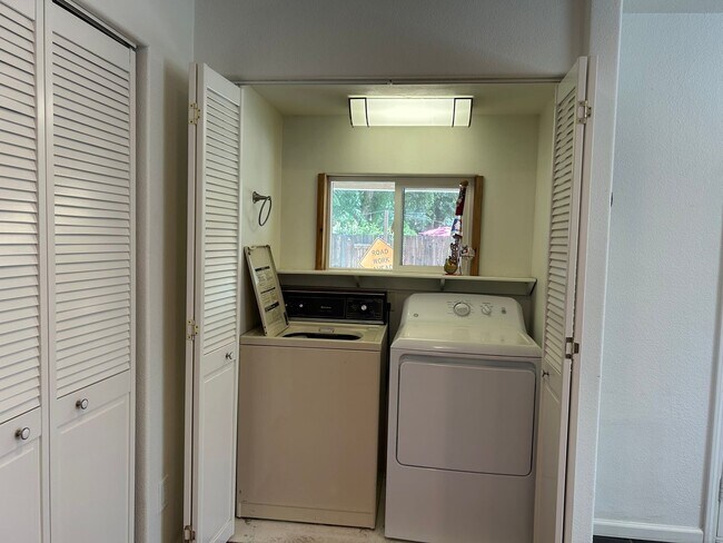 Foto del edificio - 2 bed, 1 bath, Bonus Room with Built-in Bar