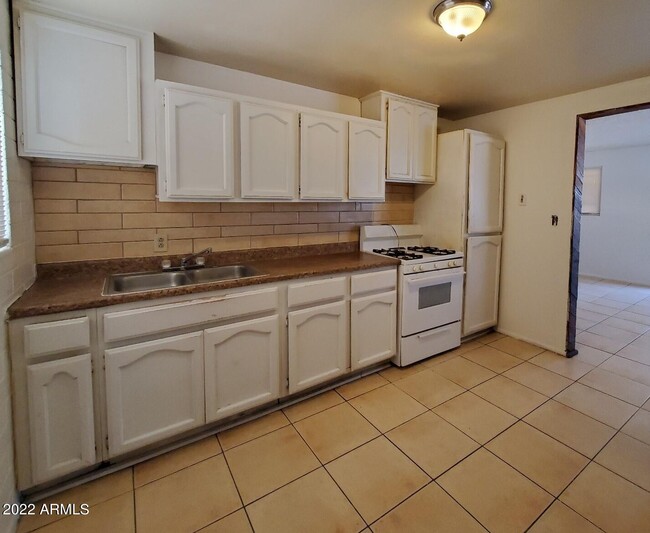 Building Photo - 1519 W Desert Cove Ave