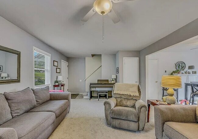 Foto del edificio - 121 Fern Way