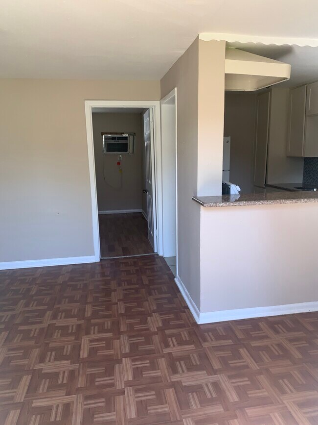 Amplia sala de estar y comedor. - 9211 N Green River Dr