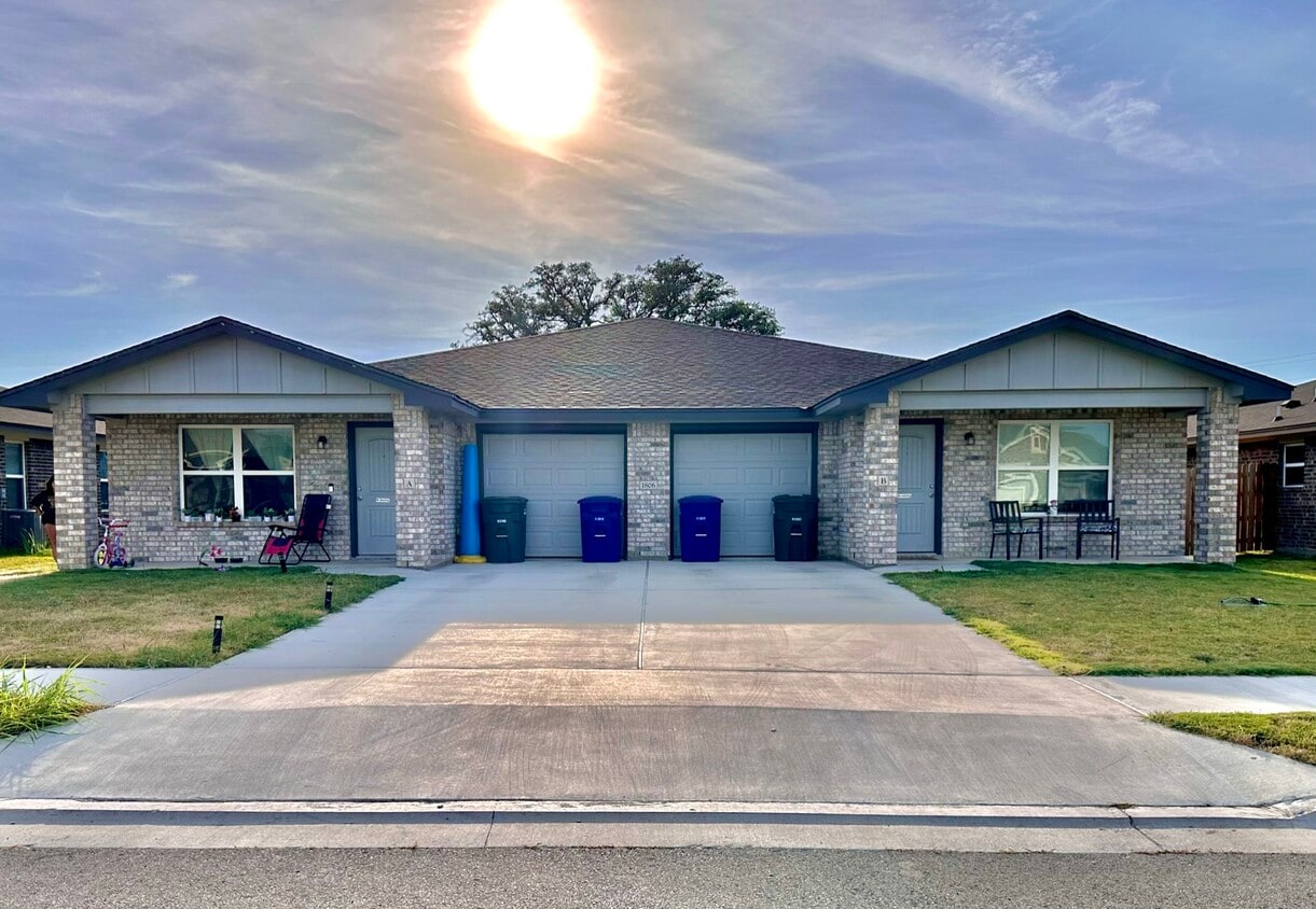 1806 Castroville Trl, Copperas Cove, TX 76522 Townhome Rentals in Copperas Cove TX