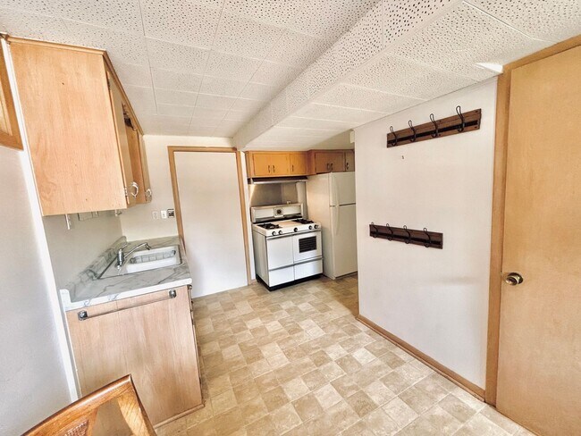 Foto del edificio - Quaint 1bed 1bath Lower Level Unit, With P...