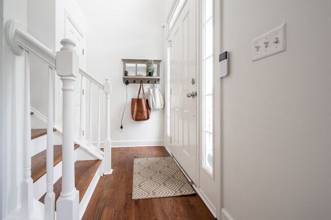Building Photo - FURNISHED, BEAUTIFULLY DESIGNED TOWNHOME N...