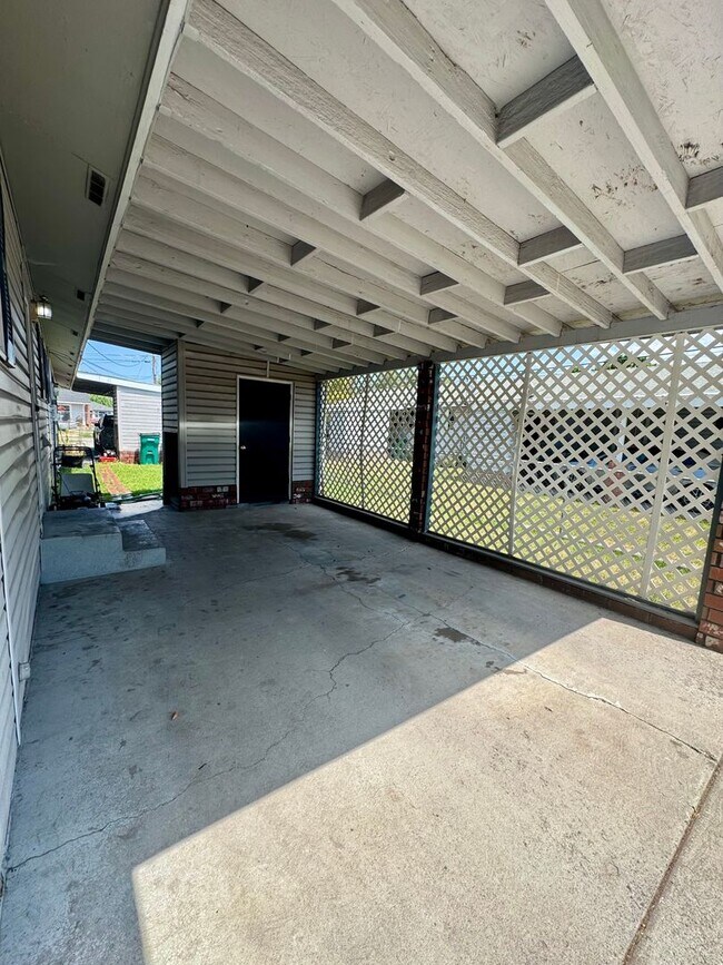 Foto del edificio - Renovated 2 bed 1 bath duplex near town center