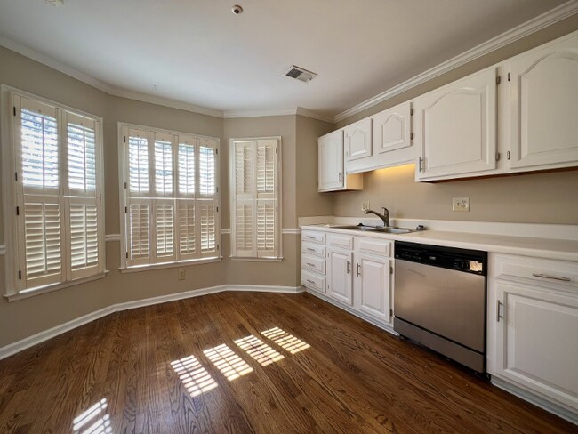 Foto del edificio - 533 Salem Woods Dr SE
