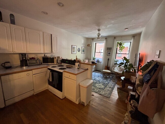 Building Photo - 16 Irving St