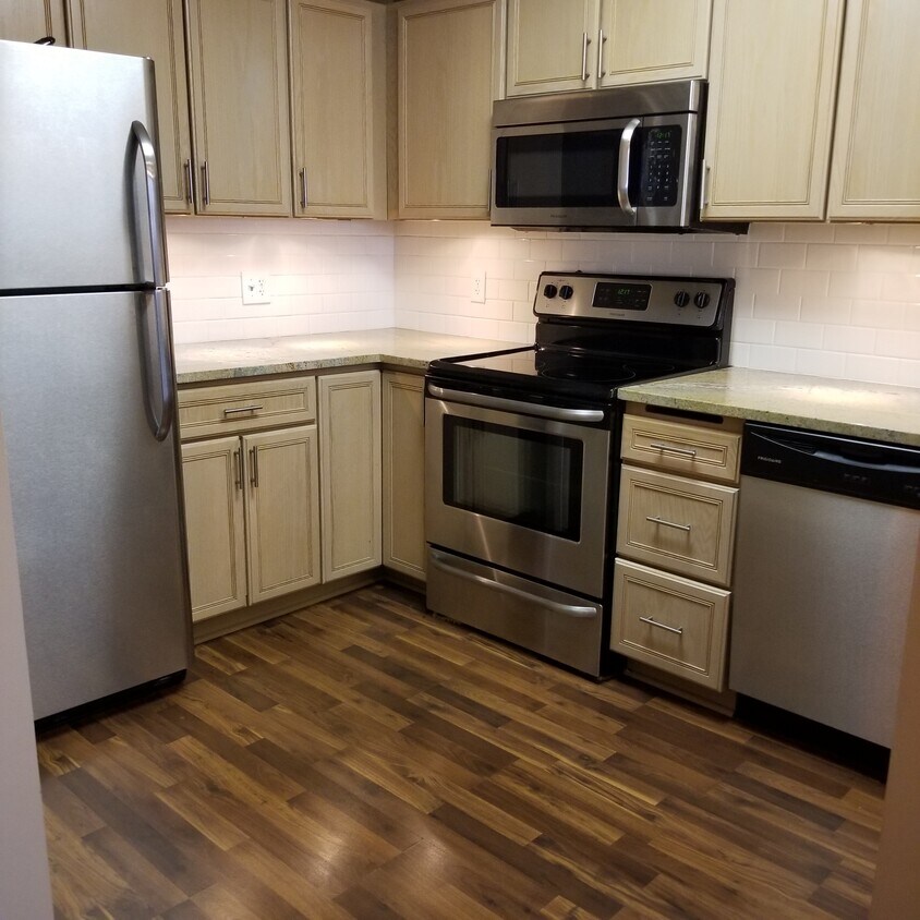 Stainless Steel Appliances and Granite Countertops - 7540 Edinborough Way